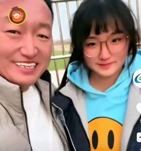 感动人的一幕！一位中年单亲家庭的爸爸吐槽，自己读高中的女儿刚刚去学校不久，突然间