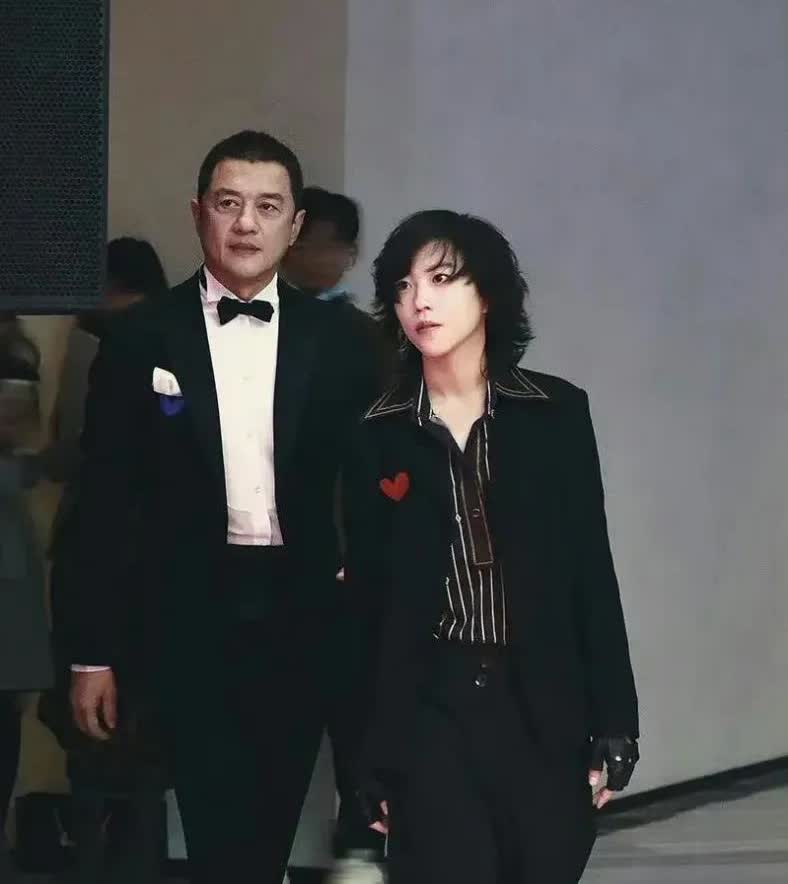 李亚鹏做梦都没想到，8岁“养大”的窦靖童，开始帮他渡过难关了
李亚鹏最近可能真