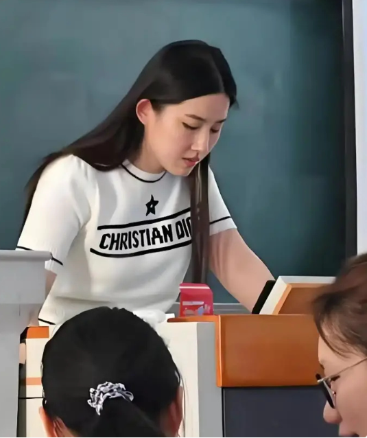 大学老师撞脸刘亦菲迅速爆火，网友：三分像她已是人间绝色 ​​​
