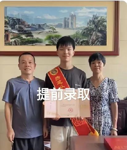 在网上看到这个英俊的男孩子
考上了国防科技大学
在祝贺的同时
其实也有些担心
担