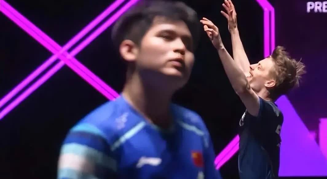 小石头输了比赛很懊恼又无奈的表情，与林德欢呼雀跃形成鲜明对比！

这场比赛打