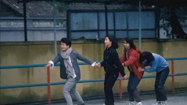 68岁老人退休金6千，回老家扫墓住不到一周，险些被亲戚朋友逼疯