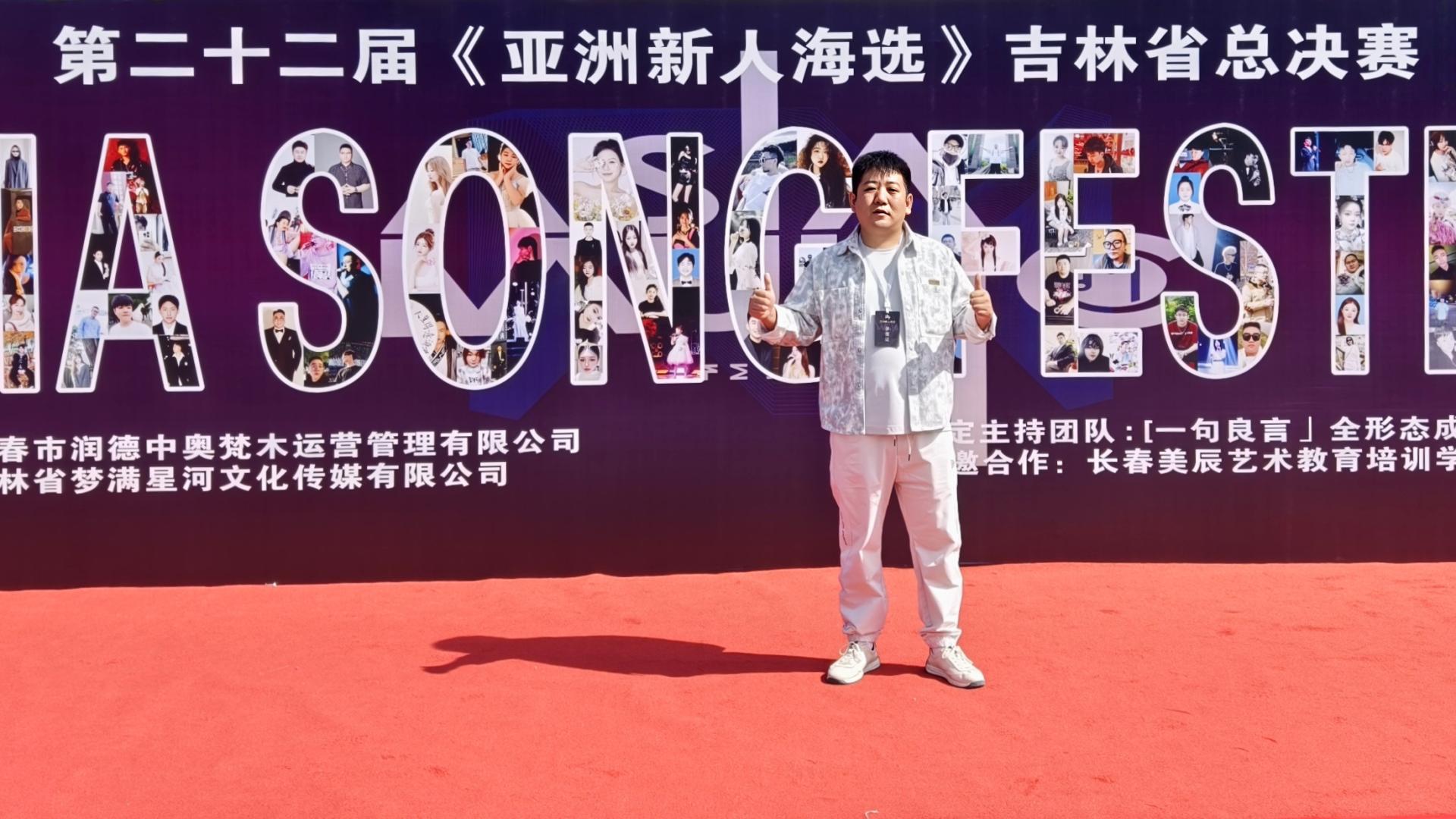 深情唱哭全场！阿泽亚洲新人海选斩三奖，拒签公司剑指央视