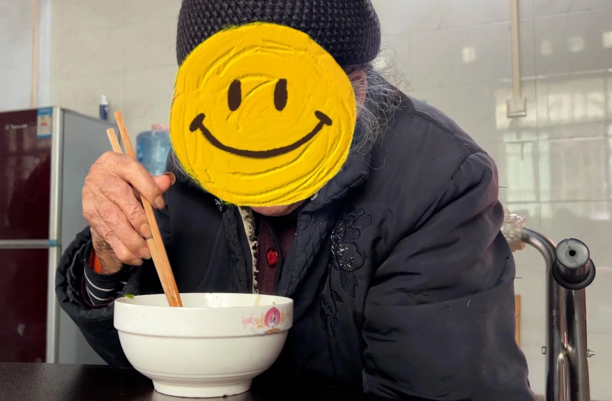 今年春节回去过年，我婆婆忽然就不上桌吃饭了，搞得我莫名其妙的。

刚开始，我还以