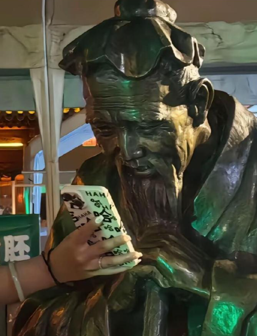 外出游玩和雕像的各种奇葩互动方式 ​​​