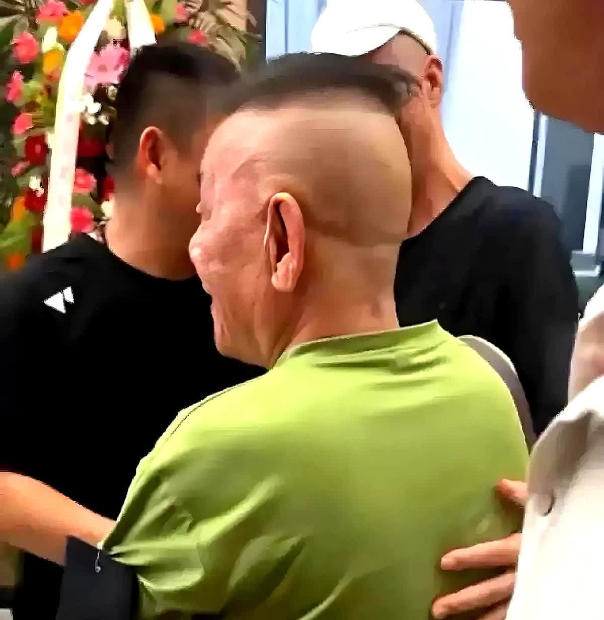 杨进明解释：杨少华葬礼之上，身为干儿子的自己为何佩戴孙子辈红绒球？

昨日，