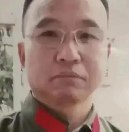 1984年，战士李陶雄中弹牺牲，送葬途中遗体竟两次从车上跌落，护士郑英察觉异样，