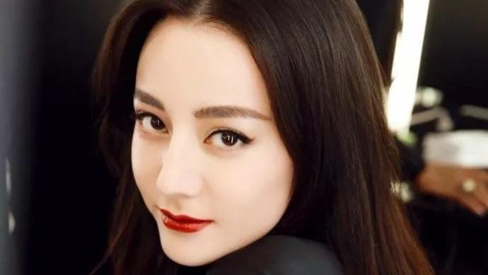 热巴的神性 VS 娜扎的俏皮！中秋晚会两大美女争艳，藏着东方美学的两种打开方式