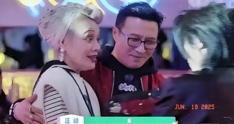 汪峰真是刷新我的三观了，昨天被挖出跟宁静牵手，我还以为是各家自媒体为了流量炒作的