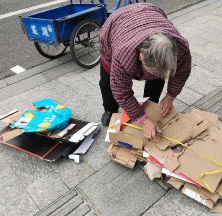浙江慈溪，一位8旬老太擅自翻动他人停在路边的三轮车，结果车辆突然启动，将老太拖行