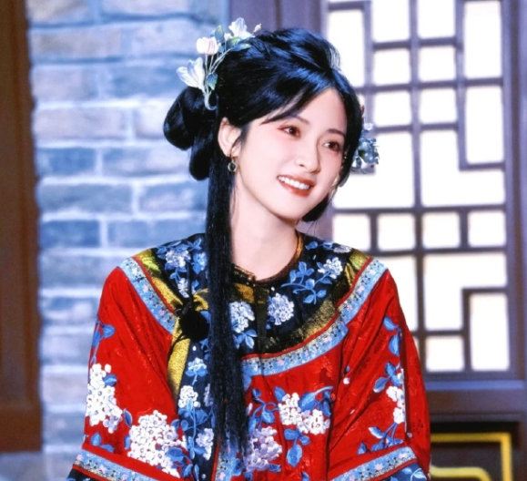 #沈月这张脸宜古宜今#  
说实话，沈月的颜值，在新生代小花中，也算不错的，比赵
