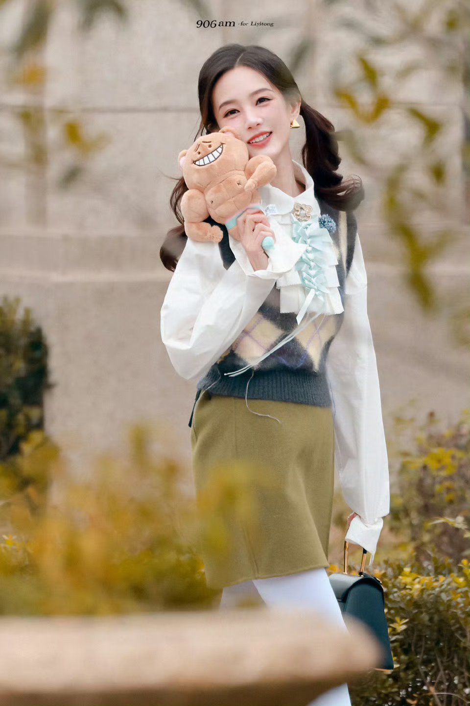 李一桐白丝添韵，复古单品叠穿尽显优雅女人味