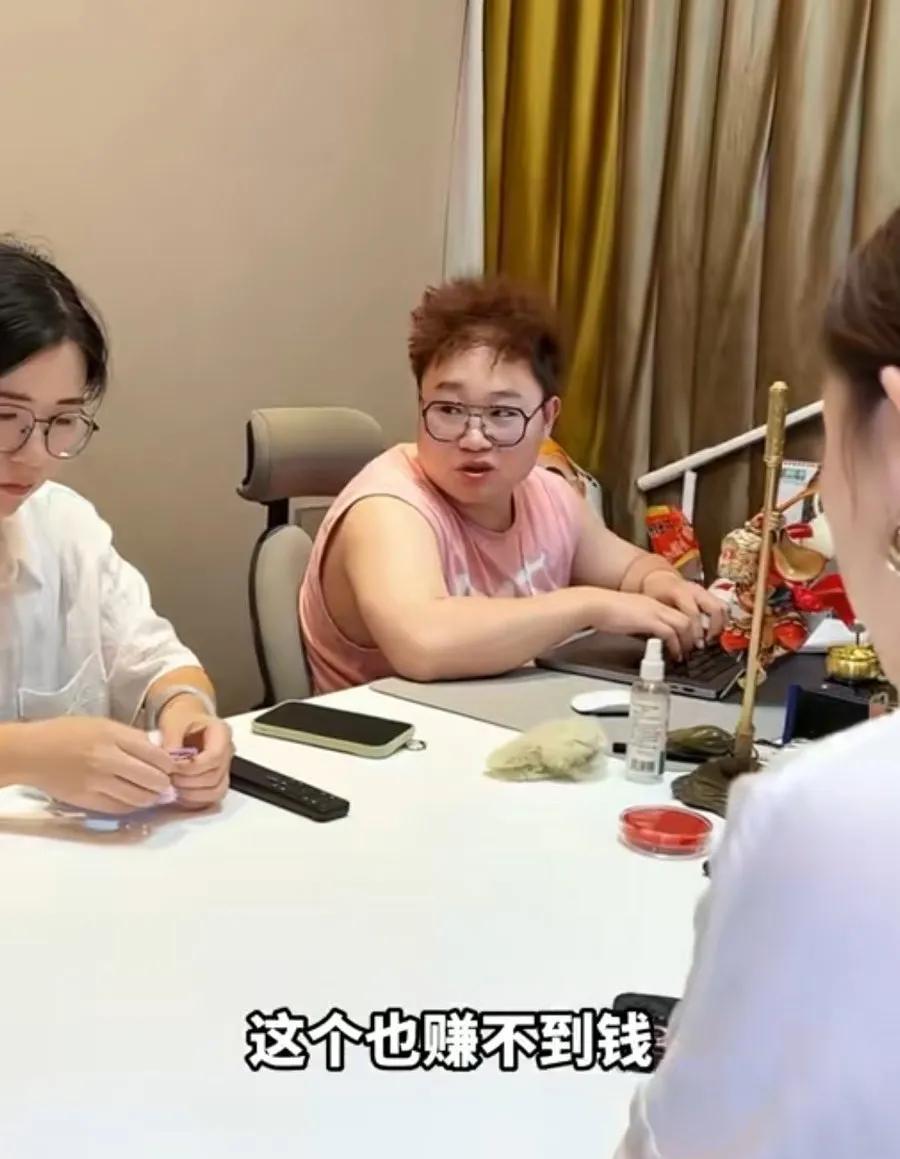 爱摸鱼娜姐预判了斌子的预判，自从他拍第一条视频的时候，娜姐就觉得斌子可能要想要自