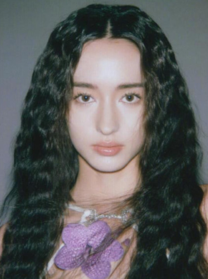 李宛妲的撕拉片，复古头巾搭配浪漫紫花，这表现力太绝了
