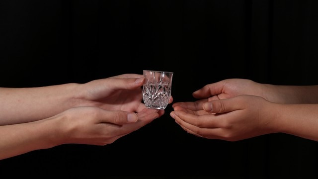 别的酒让人扶墙走，这个酒，喝了还能准点搬砖！