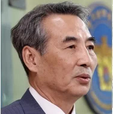 16日，韩国首尔中央地方法院签发了对金建希女士“管家”金礼成（48岁）的逮捕令。