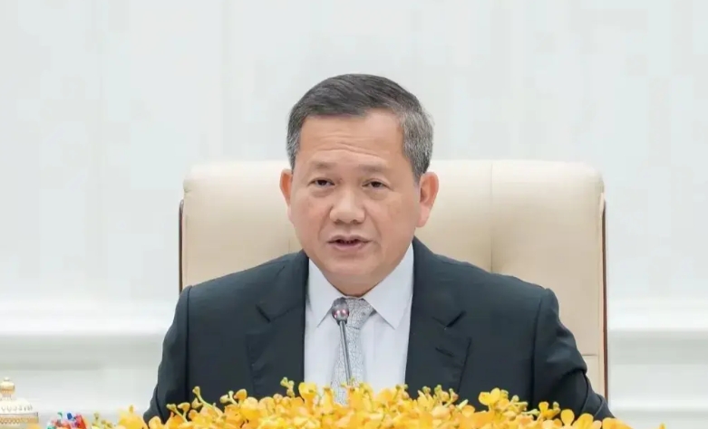 柬埔寨的高层会议，能看到点与众不同地方。
洪玛奈在主席台讲话时，与会人员拿着笔在