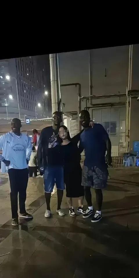 这位中国女生请自重，面对刚认识的陌生非洲友人，就敢把手搭到人家肩膀上合照，成何体