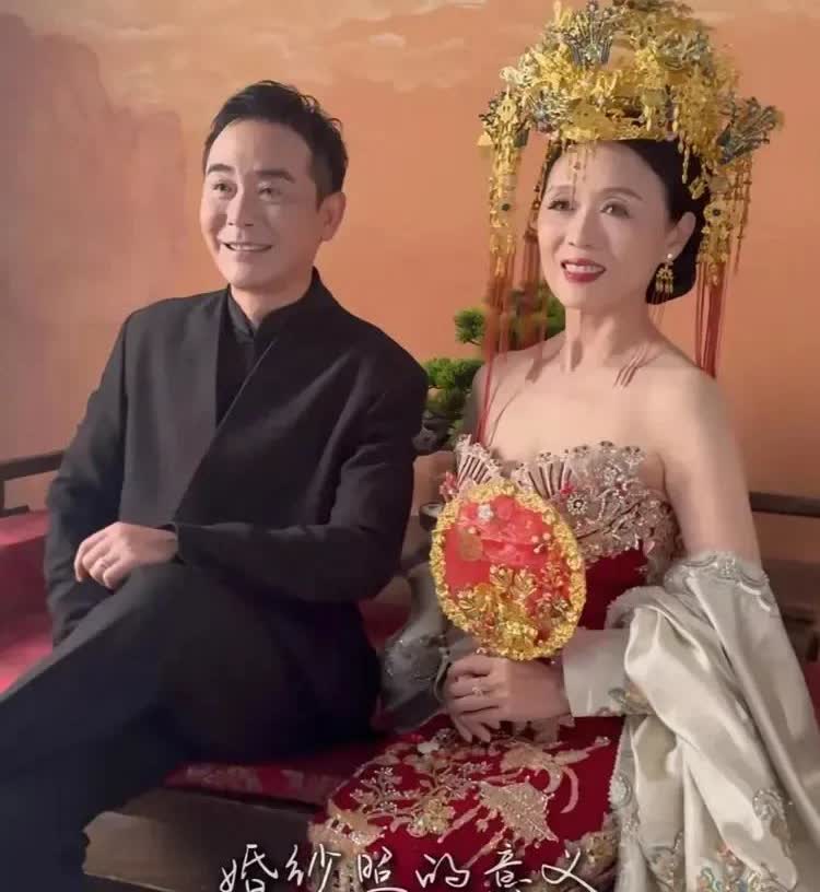 63岁的黄梅戏艺术家吴琼和48岁老公阮巡拍婚纱照，这画面太美好。
他俩的婚姻历