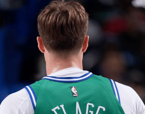 NBA常规赛，独行侠主场114-116不敌雄鹿。
全场比赛，独行侠新秀库珀-弗拉