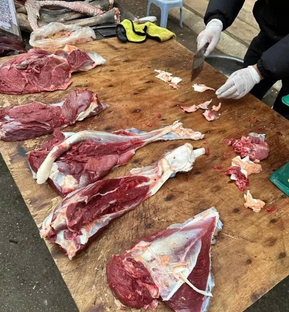 早上去菜市场买菜，不知道是什么肉，一群人围观，买点尝尝