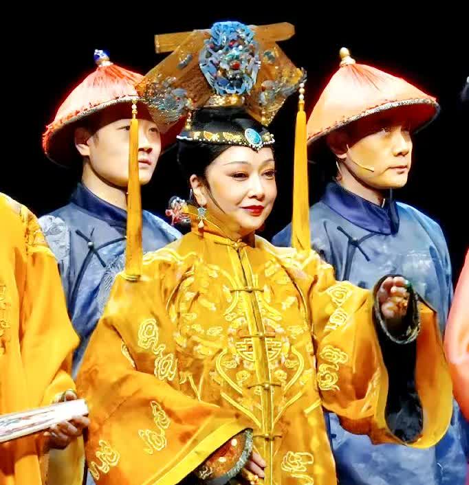 不愧是在美国定居的老演员，如今越来越胖了，越来越有气场了，看来美国的伙食特别好，