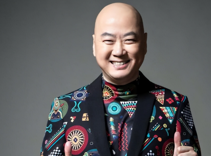 身形消瘦，年近六十的郭冬临仍然未婚未育，闲着没事拍拍短视频