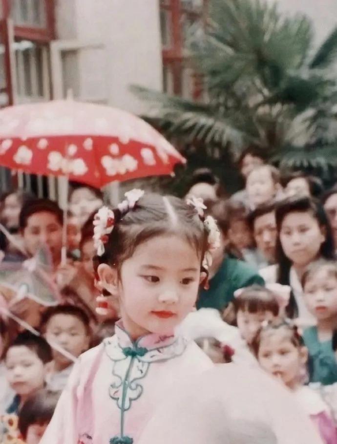 从童模冠军到荧幕女神：刘亦菲的闪耀成长之路
近日，“刘亦菲八岁时得过童模冠军”的
