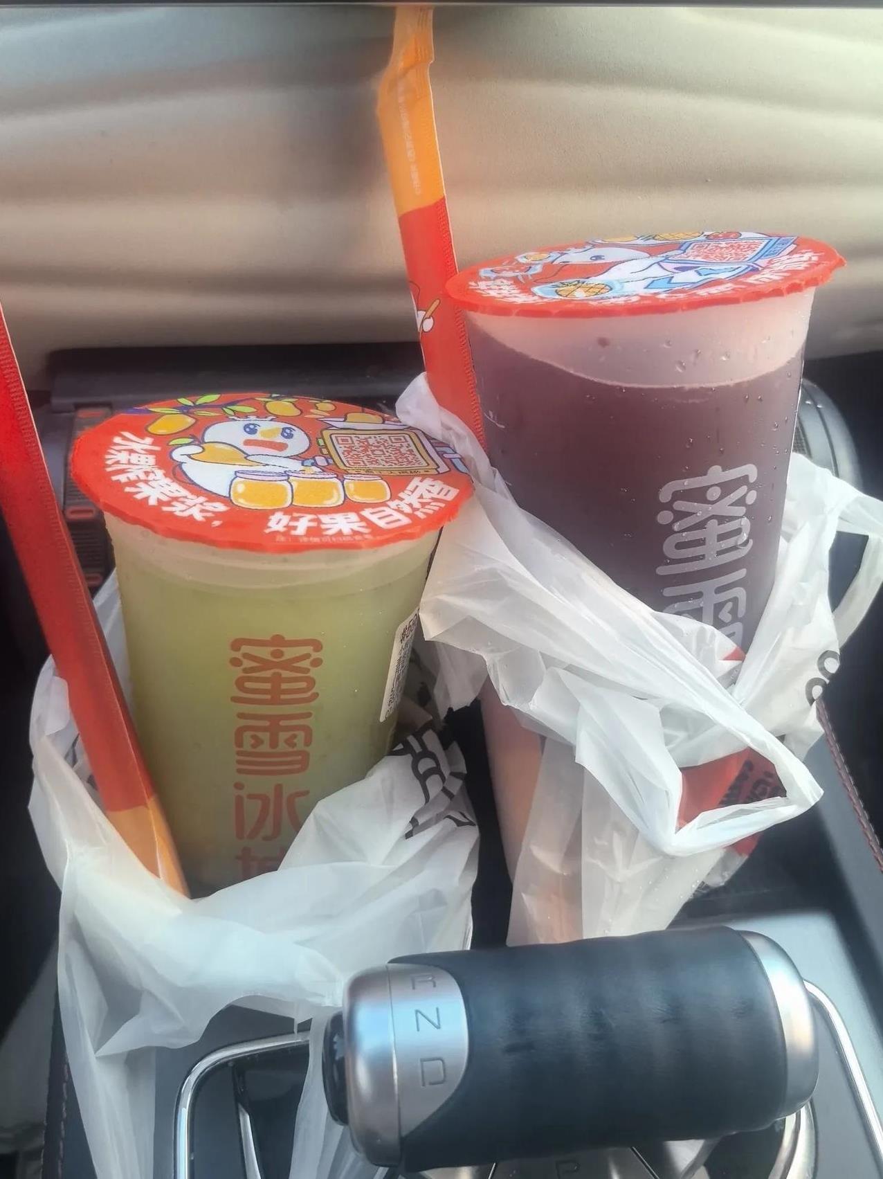 开车几个小时来接大侄女小雨，和前两次一样，这孩子给我准备了奶茶。
看着这两杯奶茶