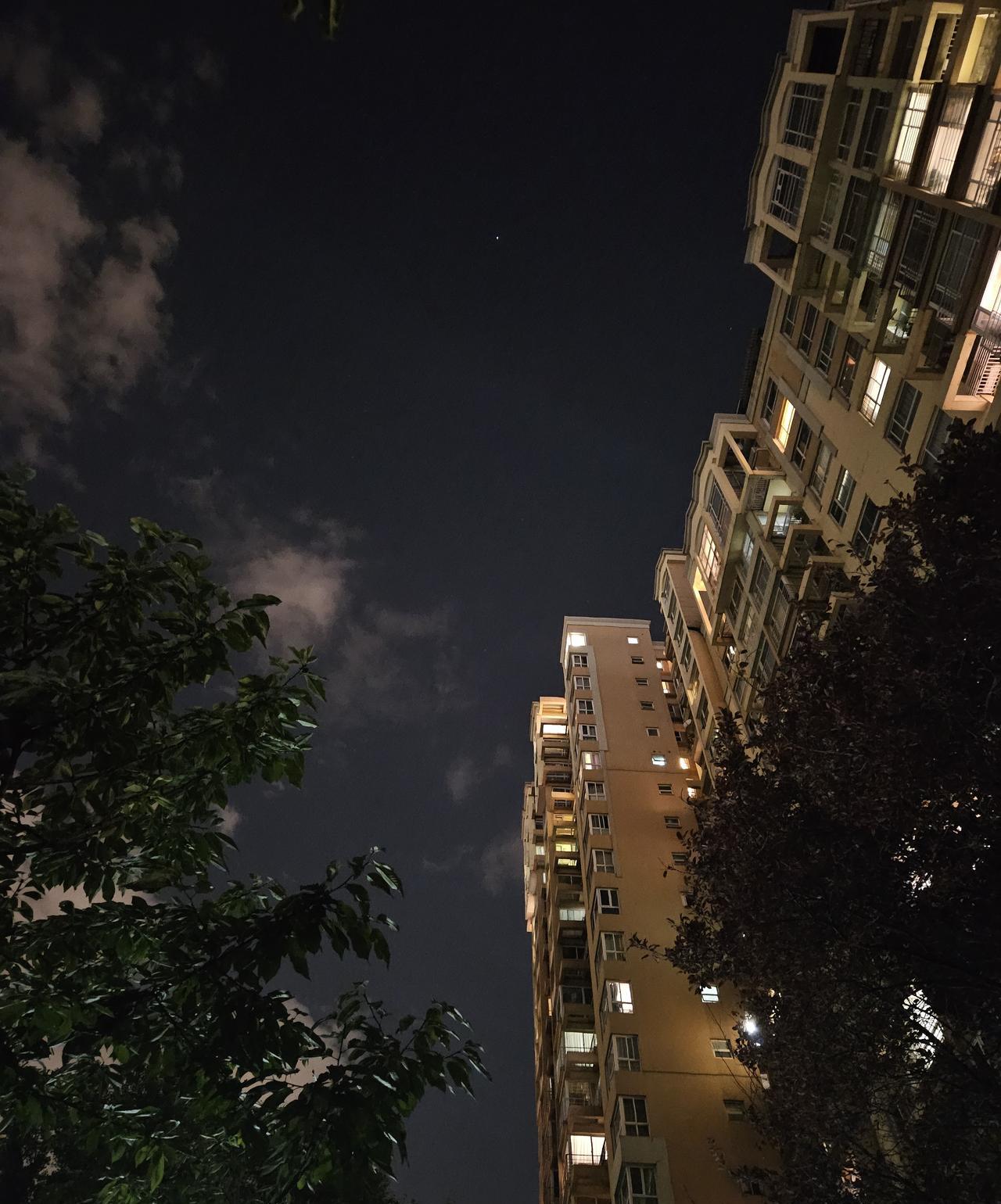 北京秋天的夜晚，特别的美！作为南方人，特别喜欢北京的秋天天高云淡。南方经常云层很