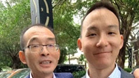 谢浩南认亲宴引热议：妈妈缺席，小妹笑得很开心，爸爸被疑收礼