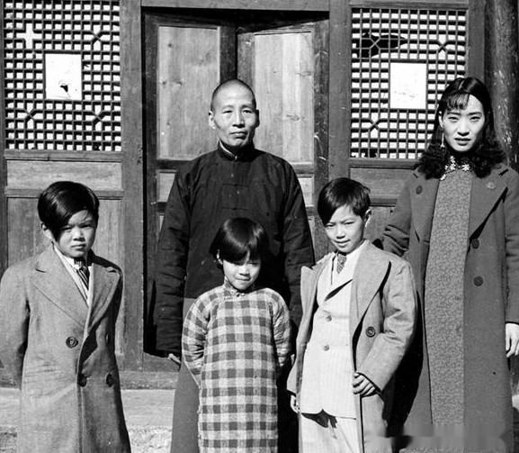 民国四川军阀刘文辉一家人，他的妻子年轻漂亮，三个孩子发型很酷，很前卫。