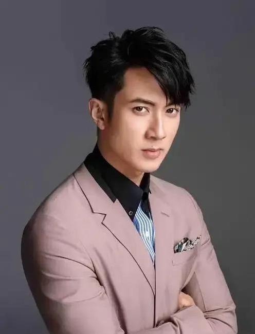 歌手吴尊说：“结婚的好处，就是可以和老婆亲亲抱抱，但这件事是不可能跟哥们儿做的。
