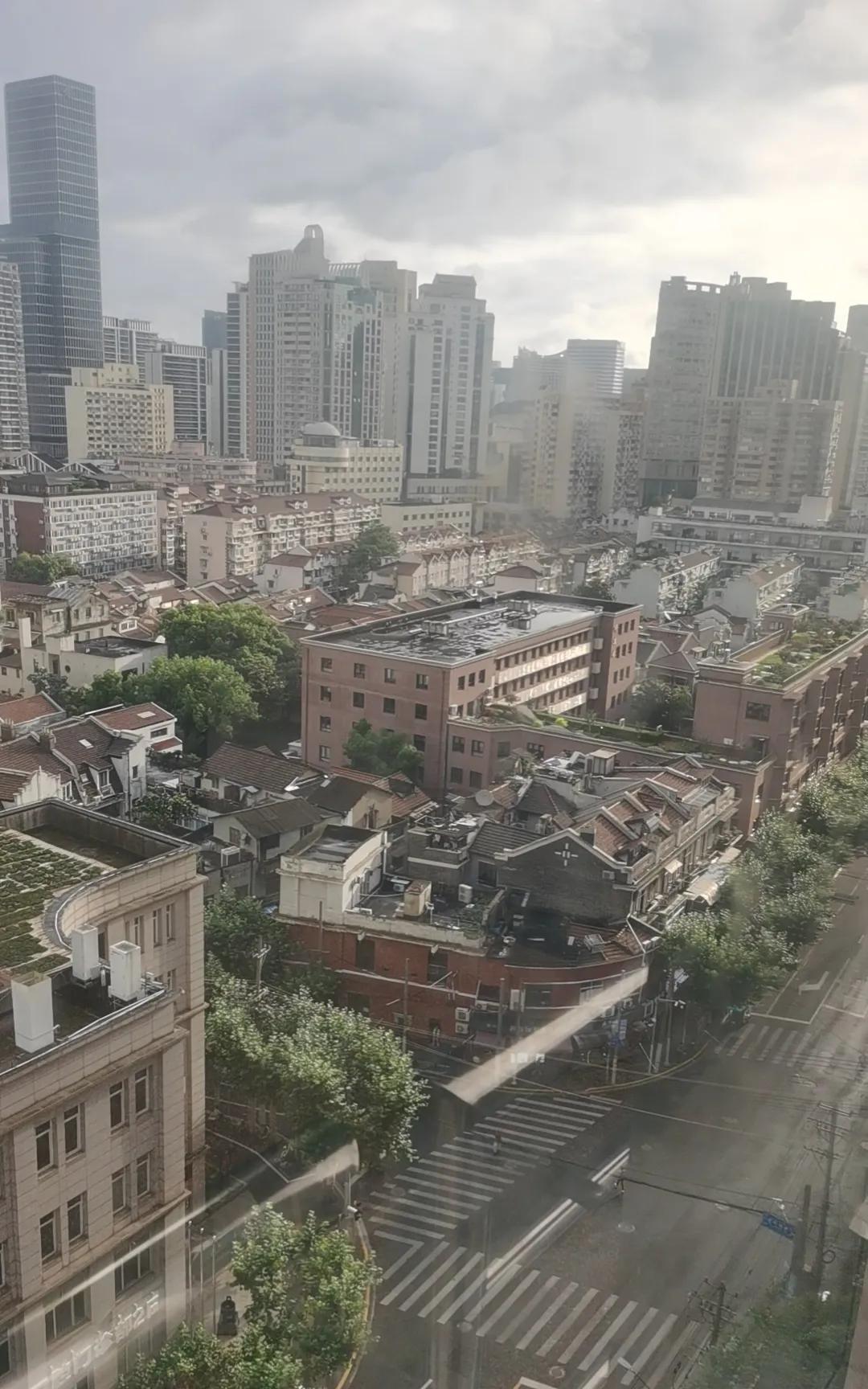 银行取款要提前预约，并且预约时间又延长了，还要填写申请表，提供购房合同或者医院证