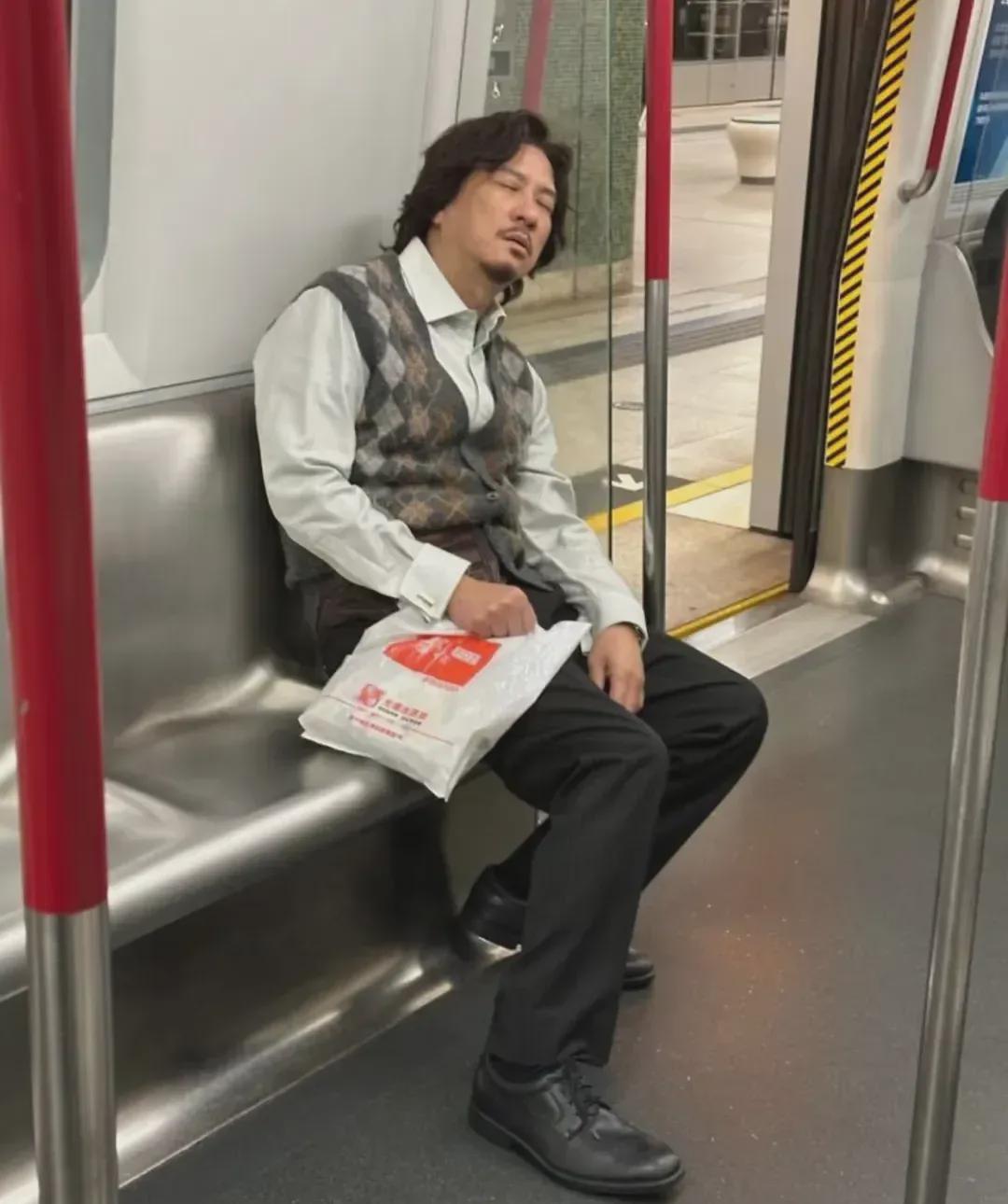 

张家辉地铁睡觉被偷拍，评论区语音求删！网友：这届明星太难带

笑不活了！张家