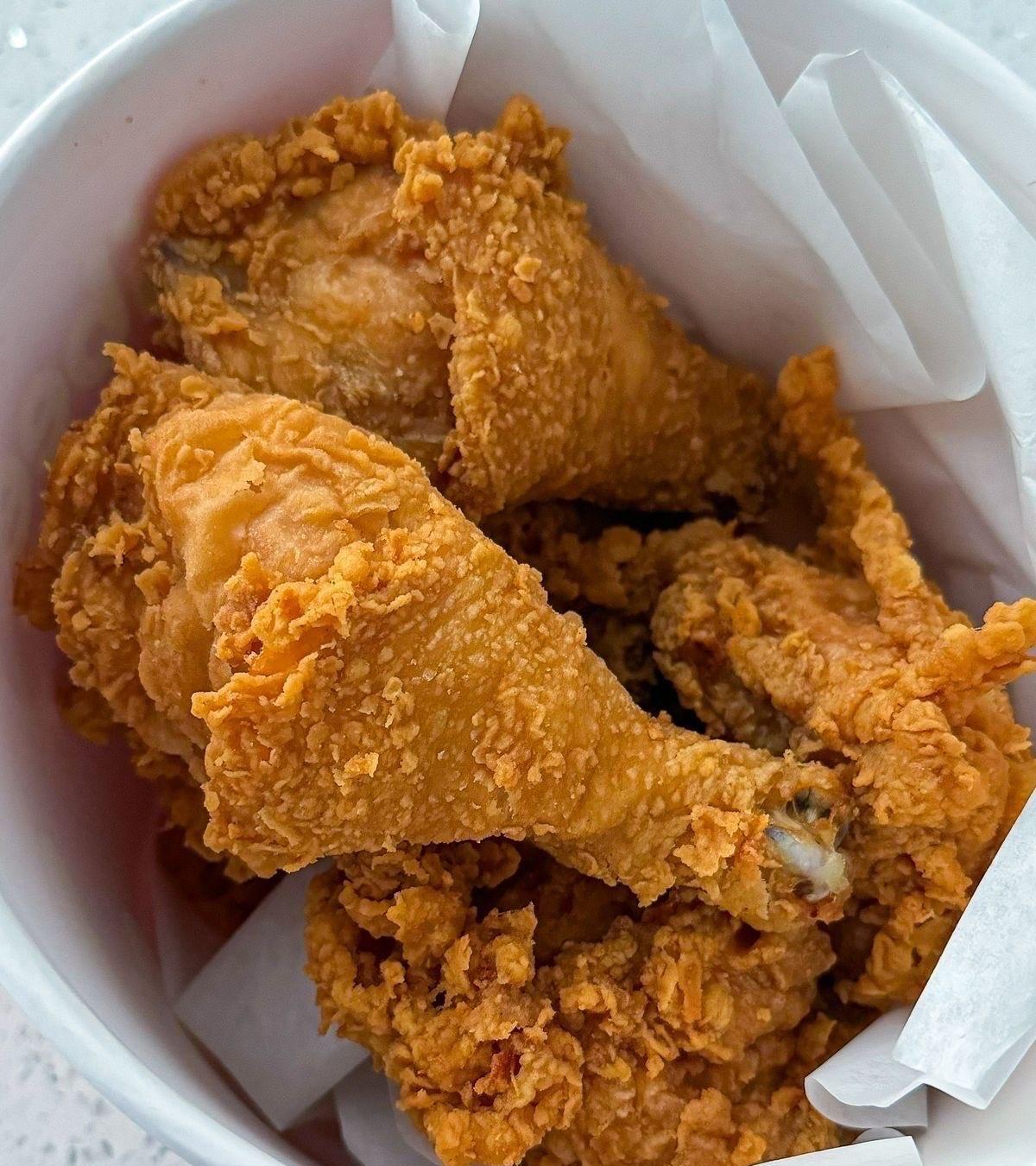 这实际上是一种对美食热爱的无所畏惧。美食就在眼前，那散发着诱人香气的红烧肉，肥瘦
