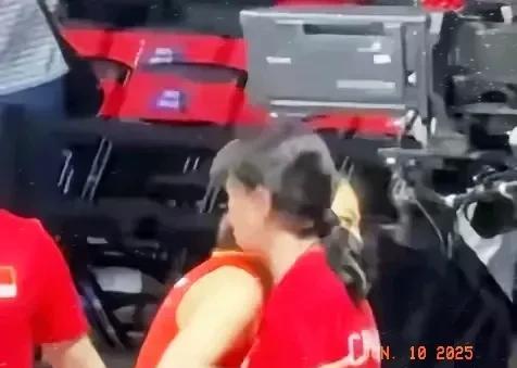 队长，能不当哭包，坚强些吗？小姑娘们都看着你呢！女排世联赛北京站已经结束了，但几
