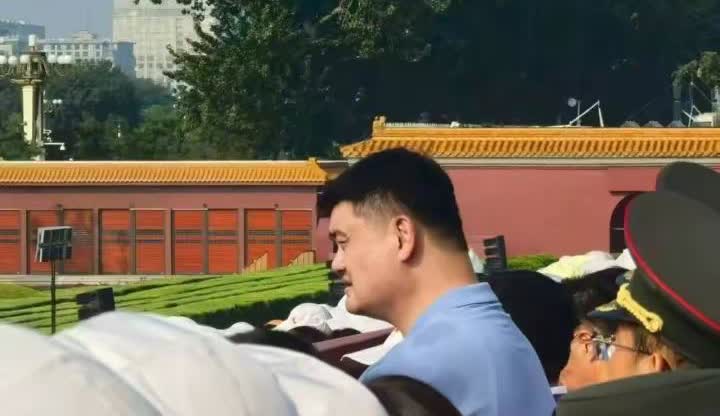 现场观看阅兵是要什么人才能参加呢？
是不是要有突出贡献的人？
今天有网友发现