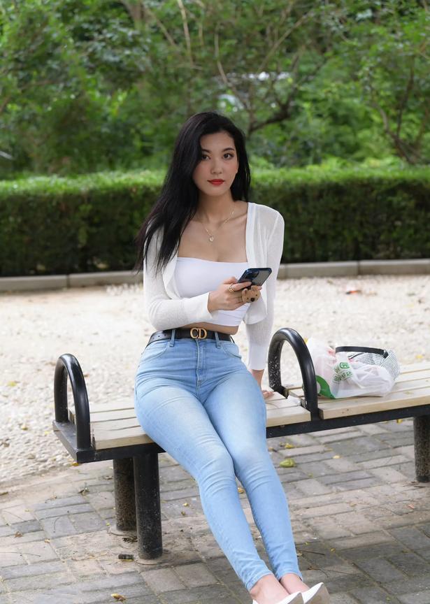 紧身牛仔裤配白色高跟，谁也无法抗拒！#女牛仔裤穿搭# #牛仔裤美照# #别致白牛