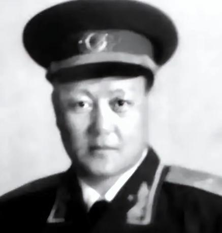 1949年，刘炳彦去北京饭店吃饭，突然看到一个服务员举止异常，还有些眼熟，他想了