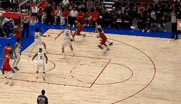 帅就完了！英格拉姆里突外投连得四分！
在今天NBA季前赛猛龙对阵掘金的第二节比赛