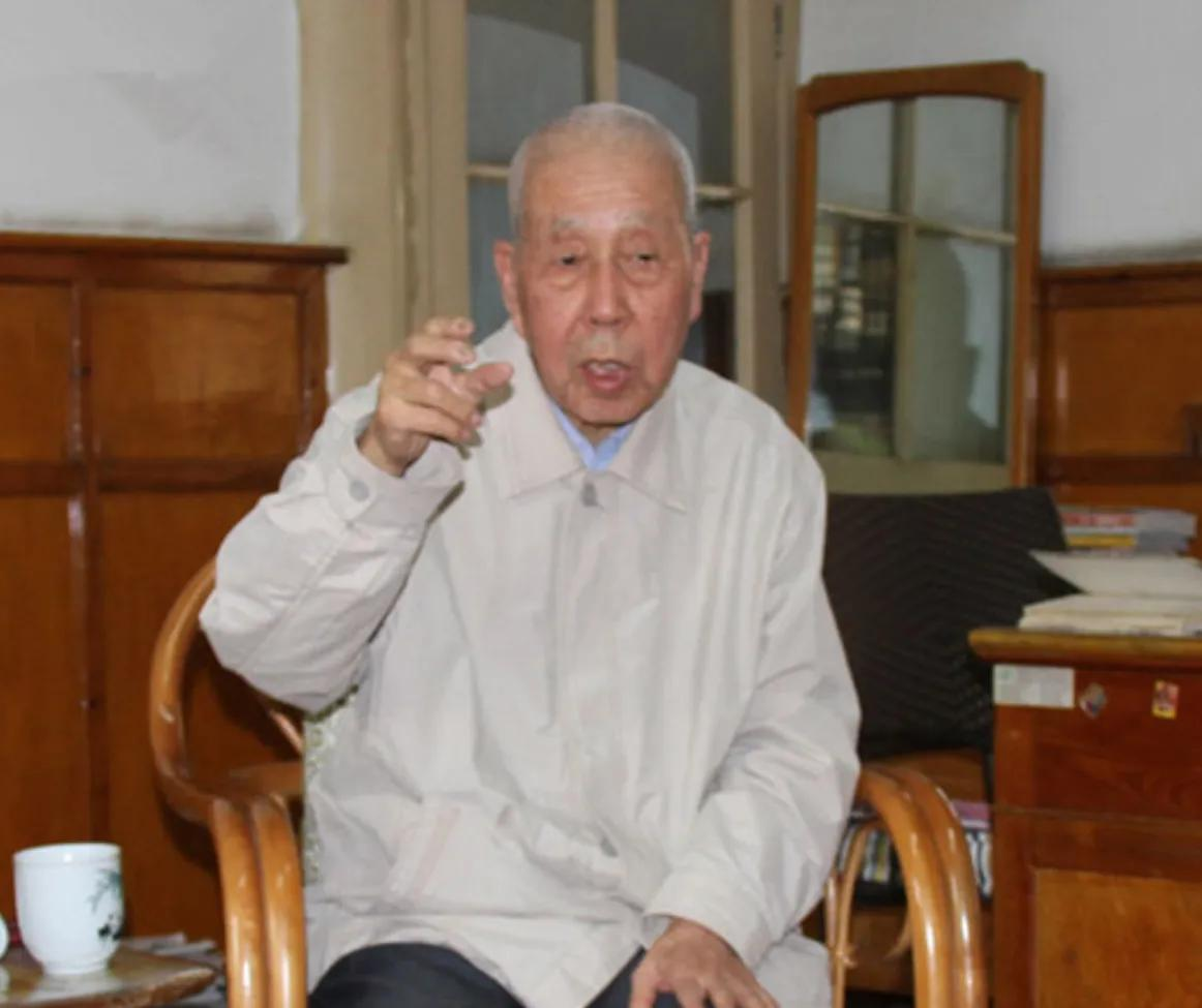 1938年1月，一位衣着单薄的少年，一动不动地趴在一道山梁上，透过瞄准器，死死盯