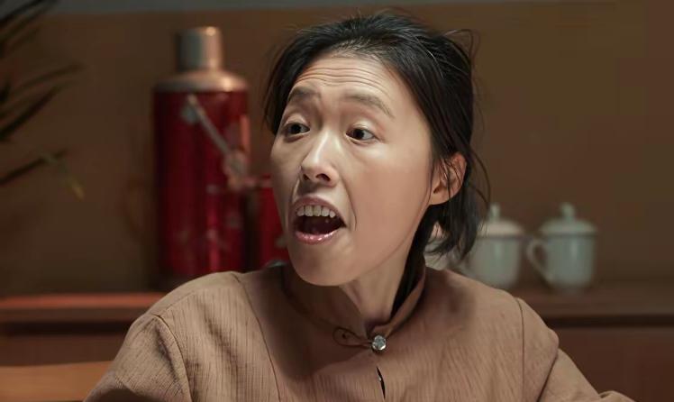 追剧《依依向北风》 俞乐山的妹妹俞乐英应该是看上了厂里的技术员谢敬思。这谢敬思专