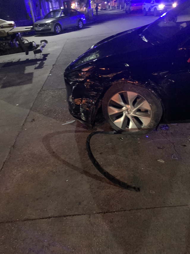 帮我看看这波要亏多少
新车才开了80公里    撞得这边轮胎已断轴