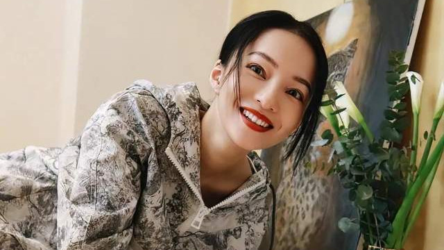 被原生家庭拖累，逆袭崛起女王归来，43岁穿婚纱宛如精灵，太惊艳了