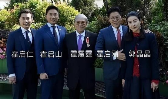 看了李嘉诚的德行后，才发现霍英东老爷子，真不是一般人，他不是那种只会赚钱的普通富