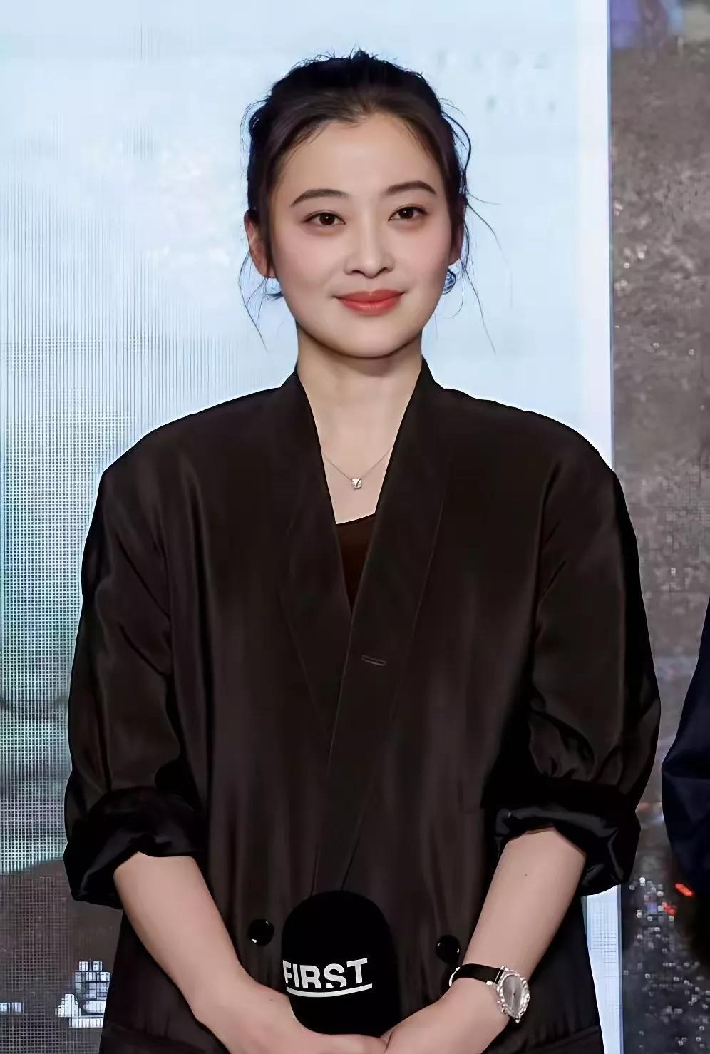 50 岁梅婷带火的「西装 + 半身裙 + 高马尾」穿搭：高级减龄的气质公式
梅婷