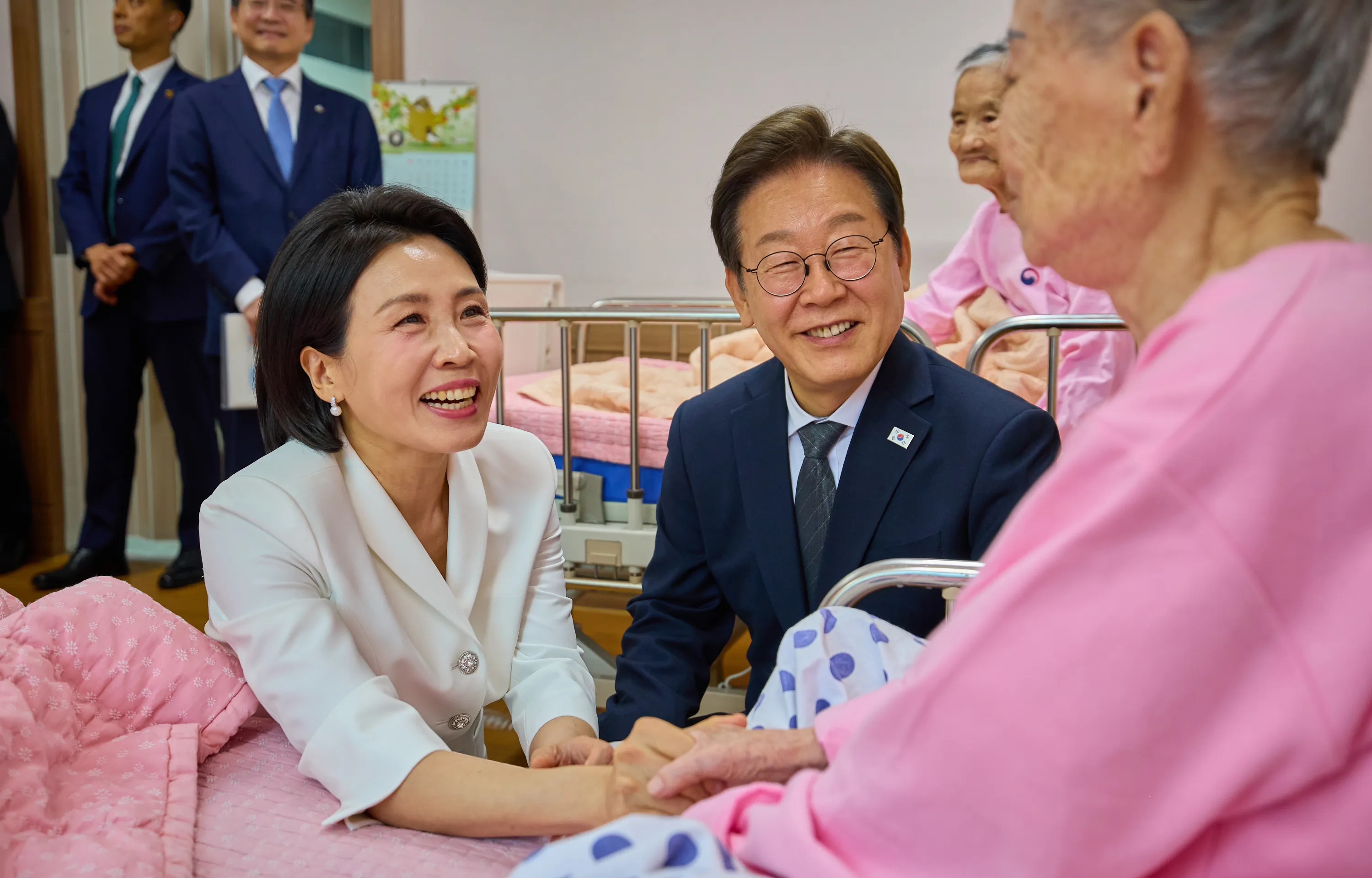 知识截止2024年 了解信息要趁早











韩国总统信守承诺 探望