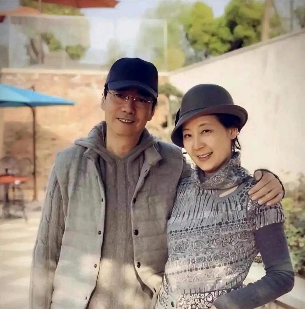 男演员范明是幸福的，有个爱自己的二婚富商老婆，住着独栋房子，有儿有女！挺有夫妻相