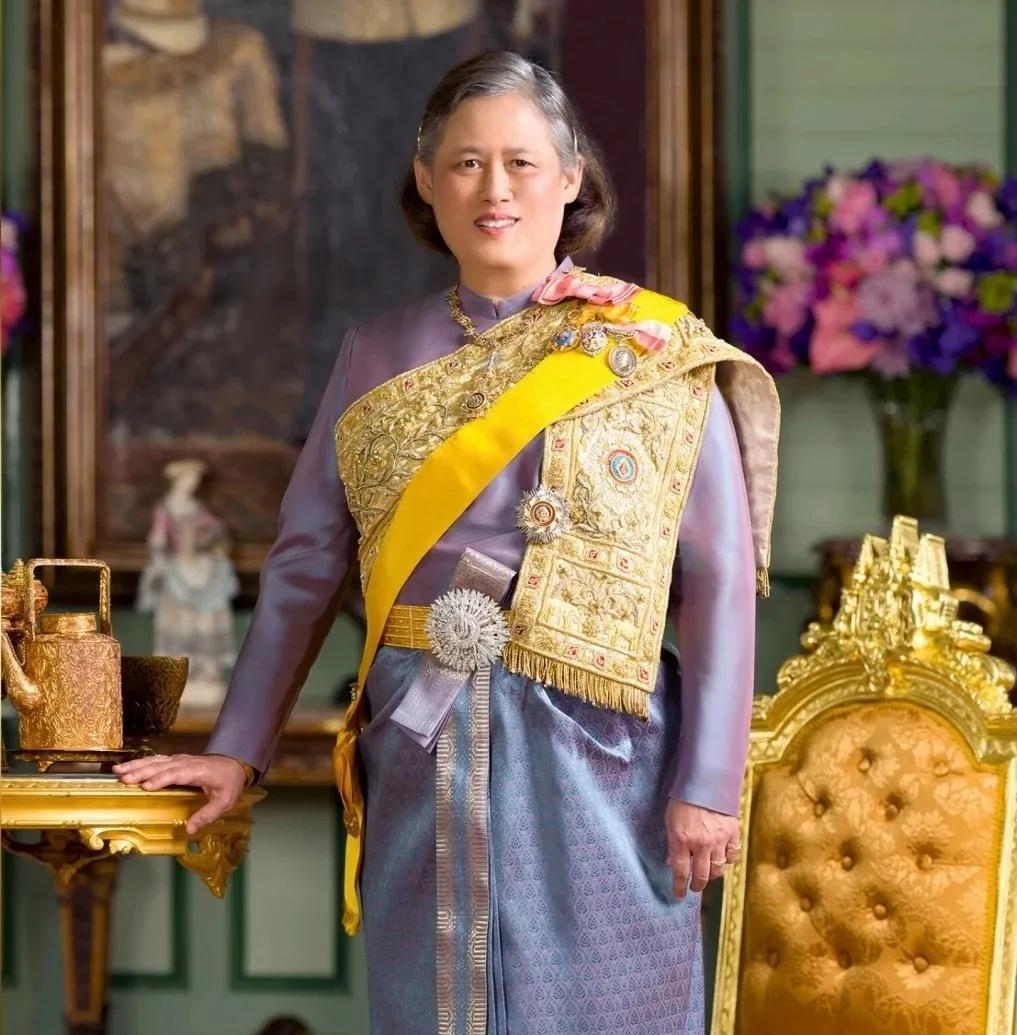 诗琳通15日率学生老师来深圳考察一天，朝至晚回行程紧凑，参访大疆，比亚迪华为公司